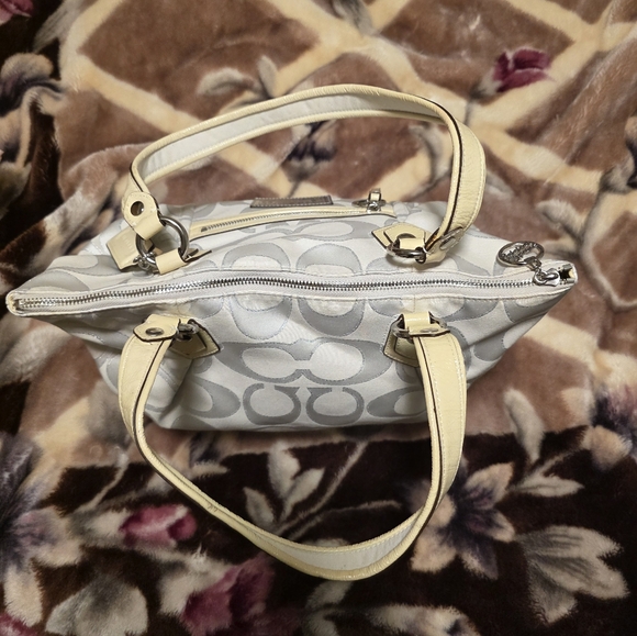 Coach Ivory and Creme Glam Poppy Signature Tote - Picture 4 of 16